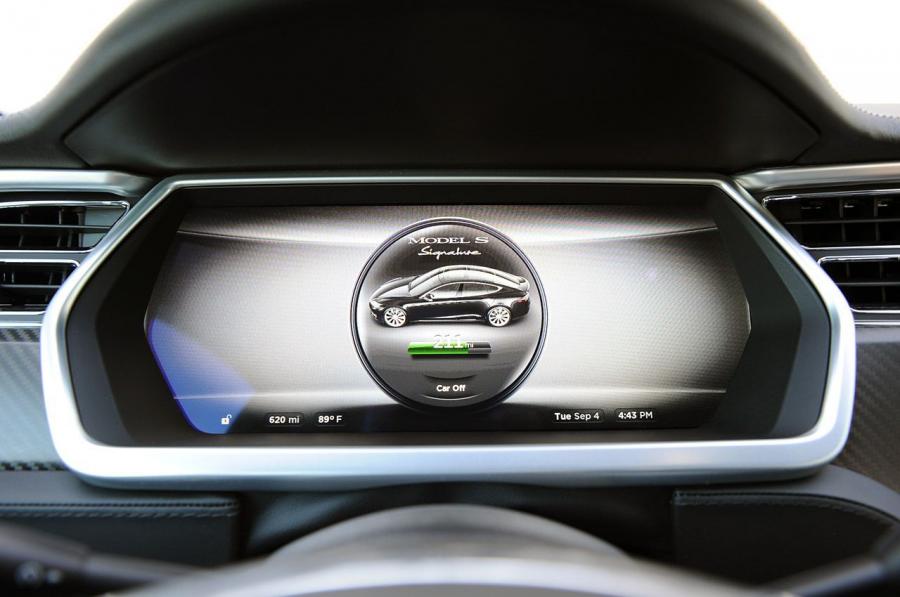 Панель приборов Tesla Model S 2012 года  (фото 41 из 88)